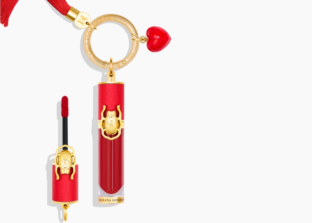 GOOD GIRL LIQUID LIPSTICK SAVAGE RED MIT CHARMS AUS DER HERRERA BEAUTY KOLLEKTION I © Carolina Herrera