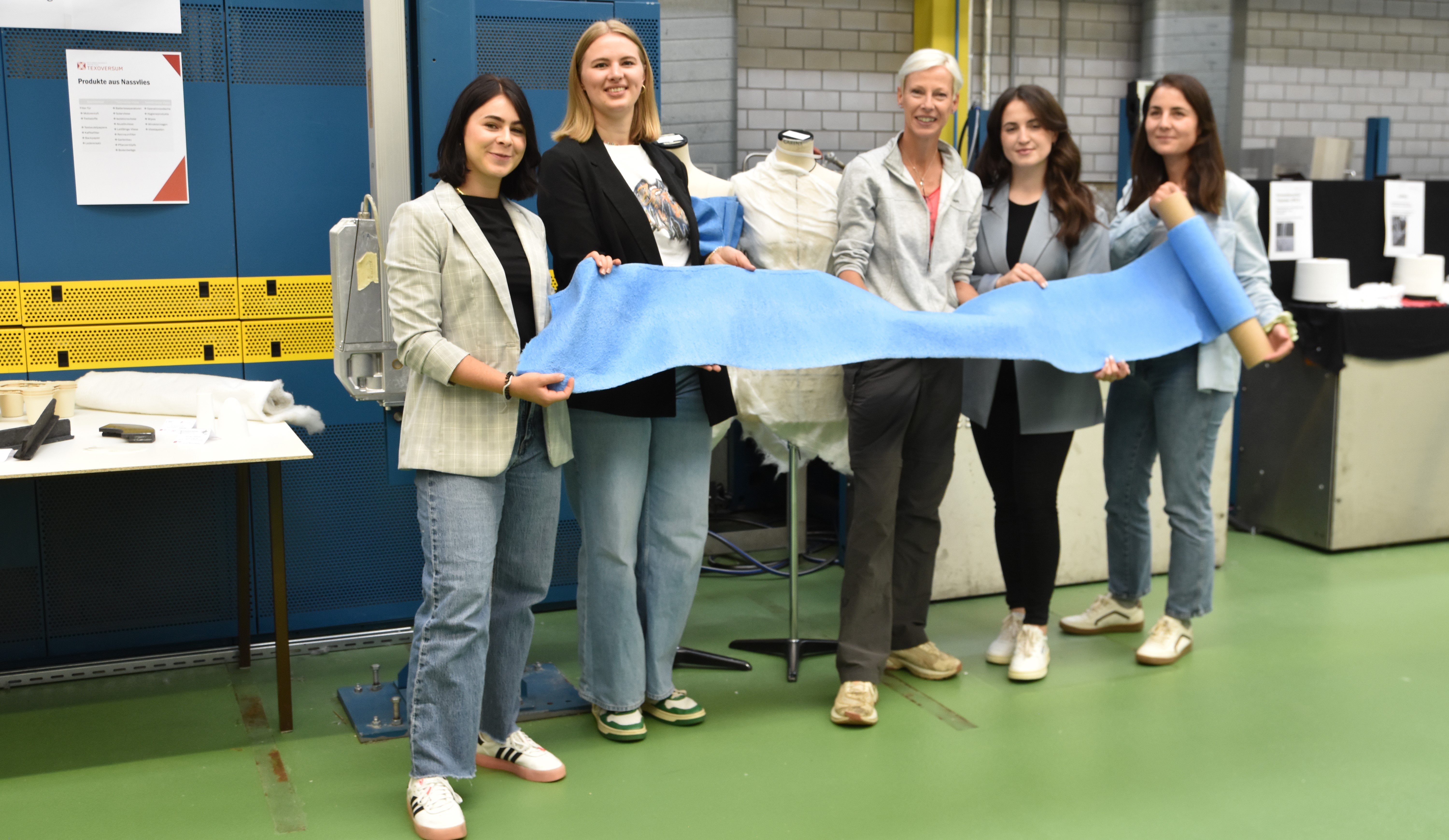 Martina Gleissebner-Teseky in Reutlingen mit jungen WissenschaftlerInnen I © Privat