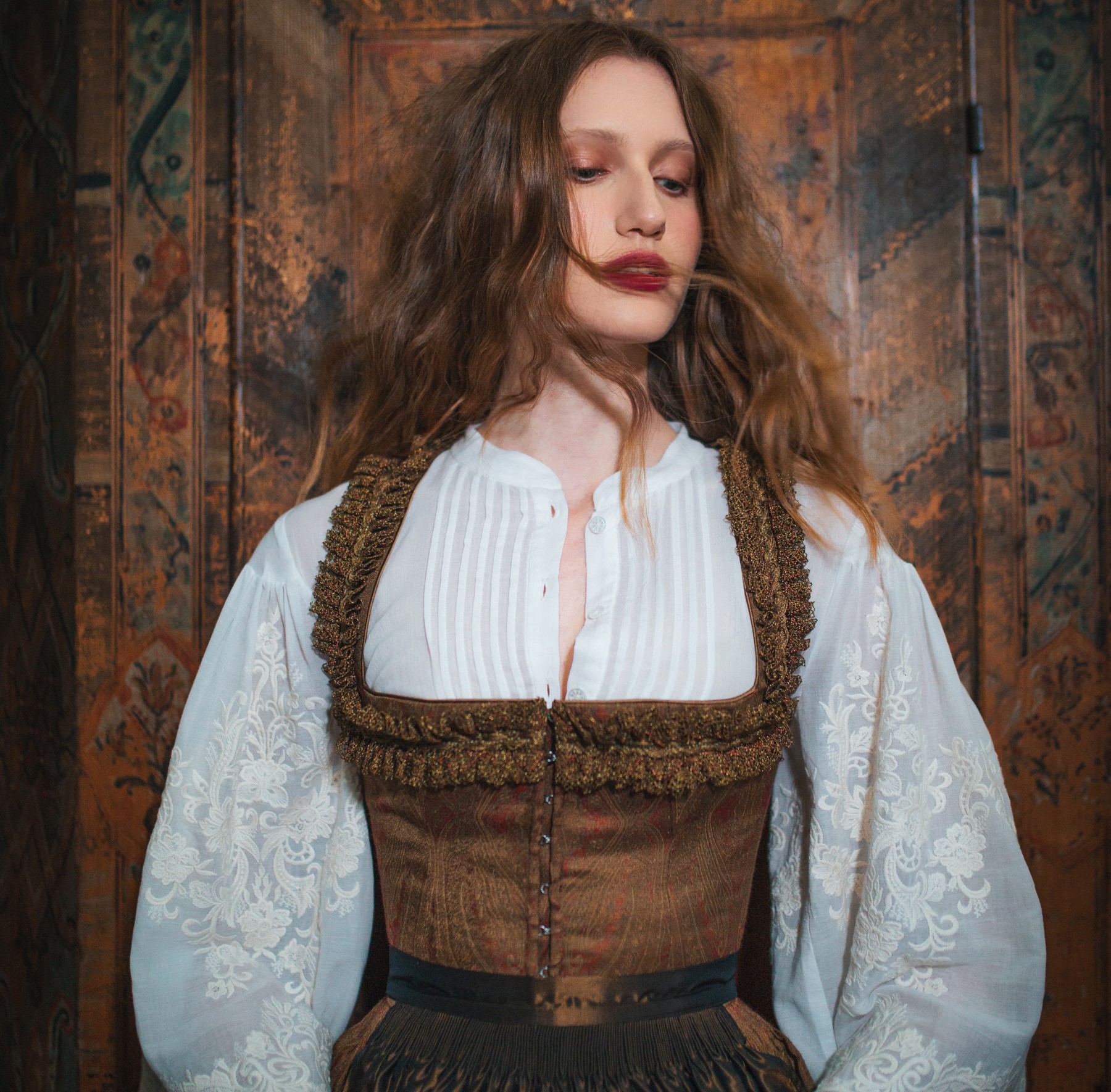 Lena Hoschek Tradition HW 2024/25 Dirndl Cait I © Aida Dapo / iddavanmunster