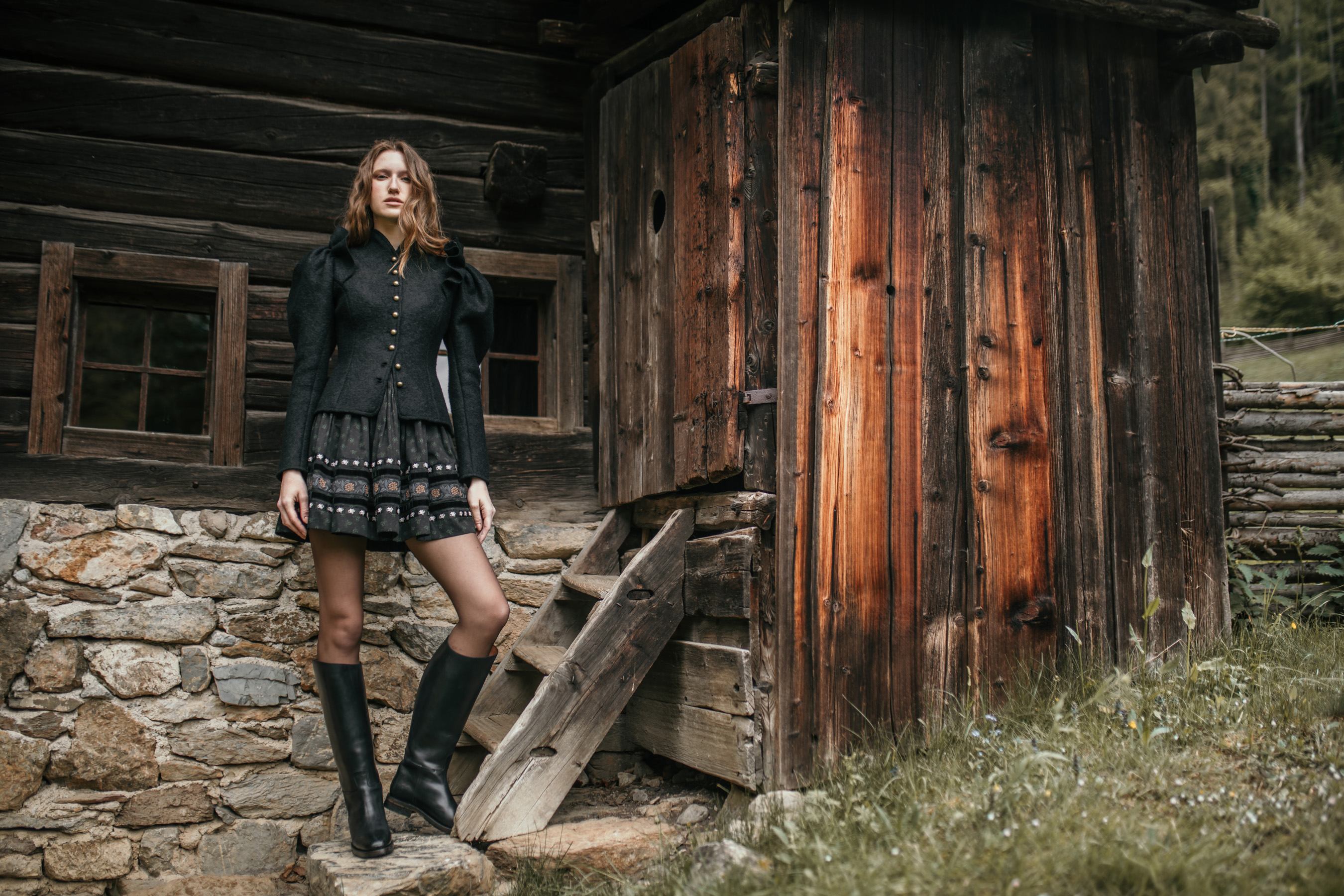 Lena Hoschek Tradition HW 2024/25 Jacket Theresia, Dress Cleo Raven I © Aida Dapo / iddavanmunster