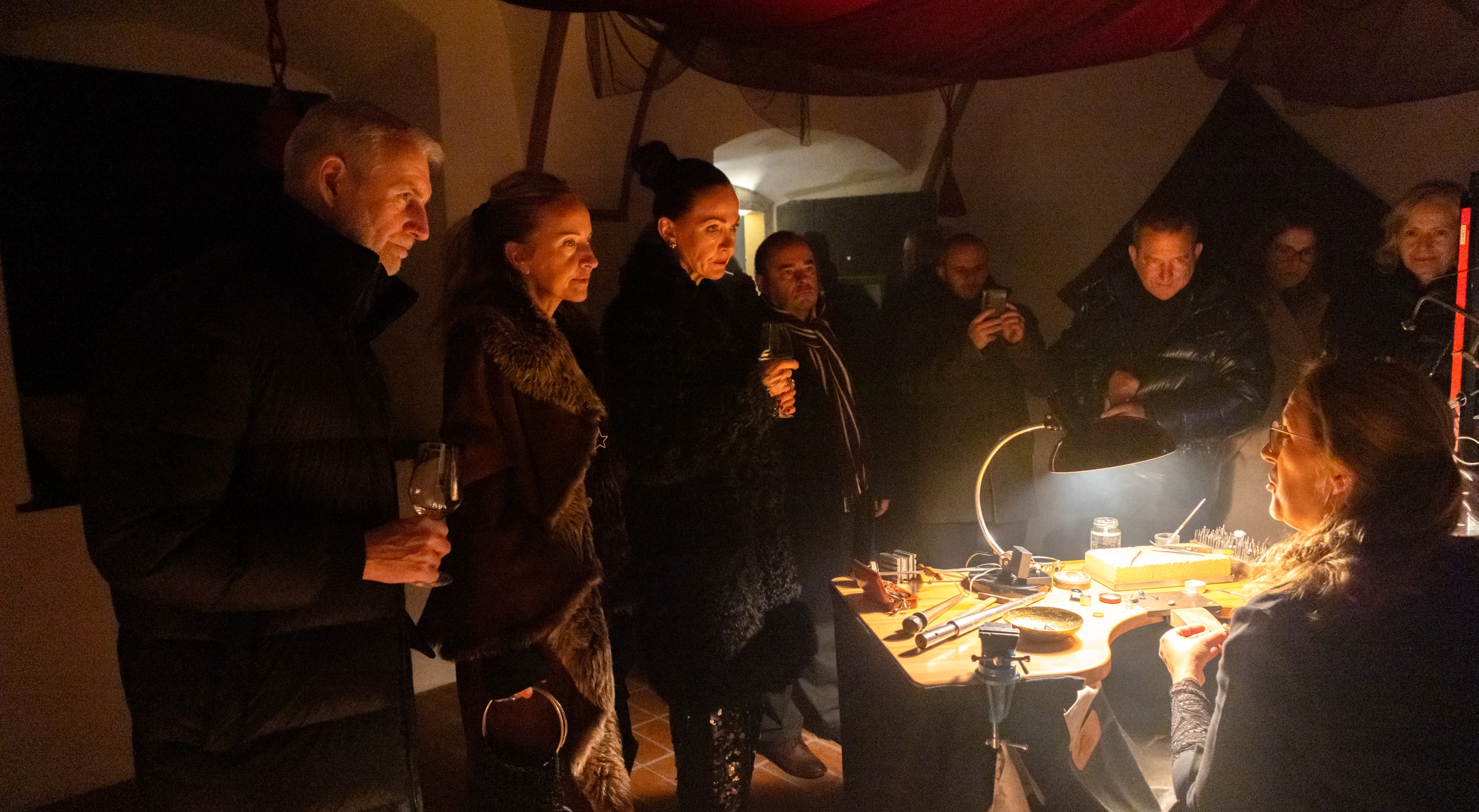 Gäste im Innenhof des Schloss Frauheim mit einer Goldschmiedin I © GEOPHO