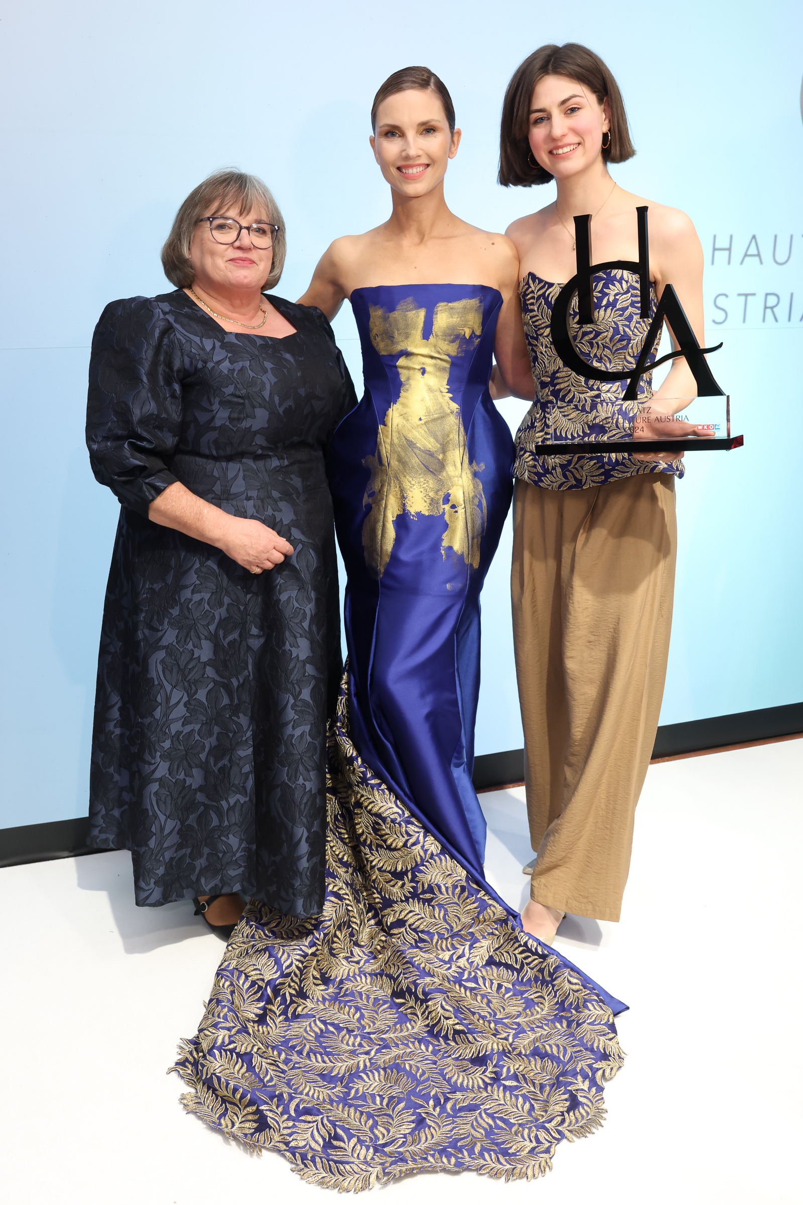 Lena Buhl (rechts) mit Model und Christine Schnöll (links) I © Katharina Schiffl