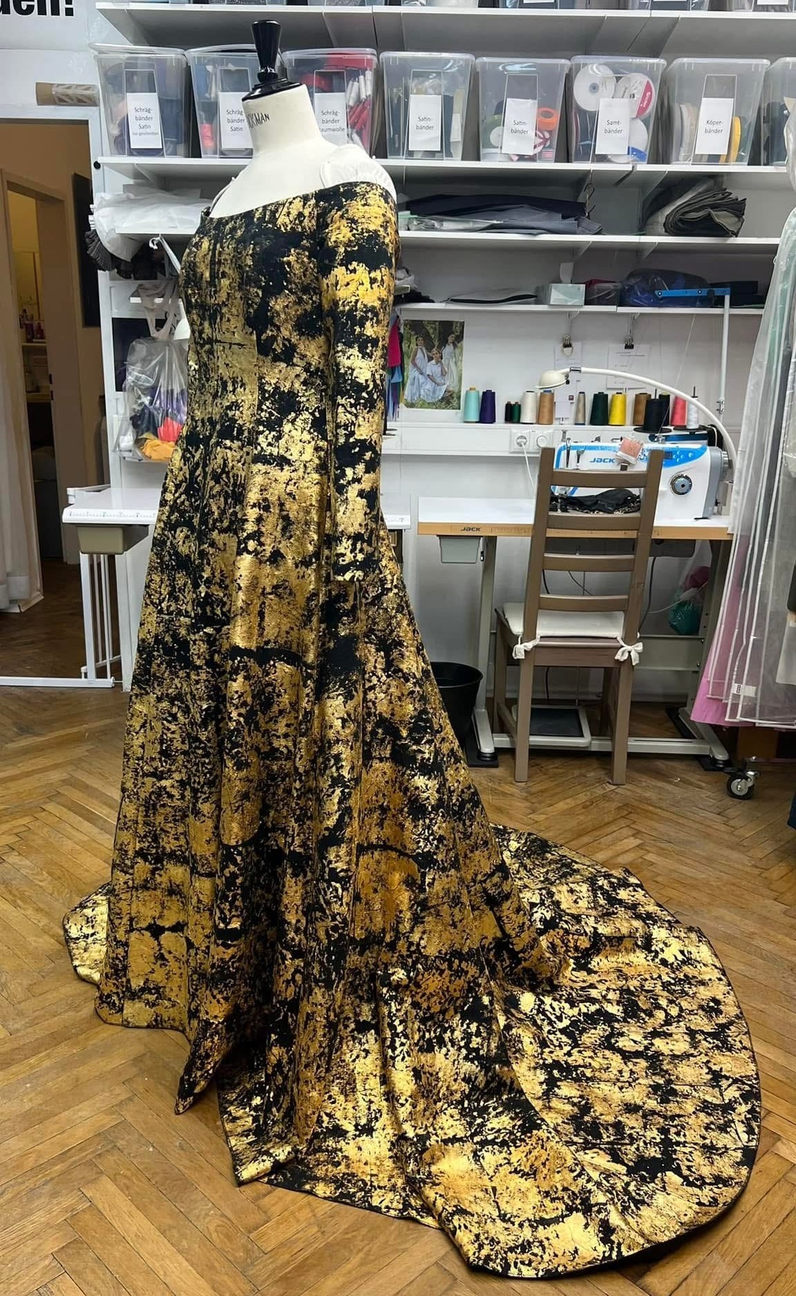 Ein Ballkleid entsteht im Atelier von Juergen Christian Hoerl I © Alexandra Otto