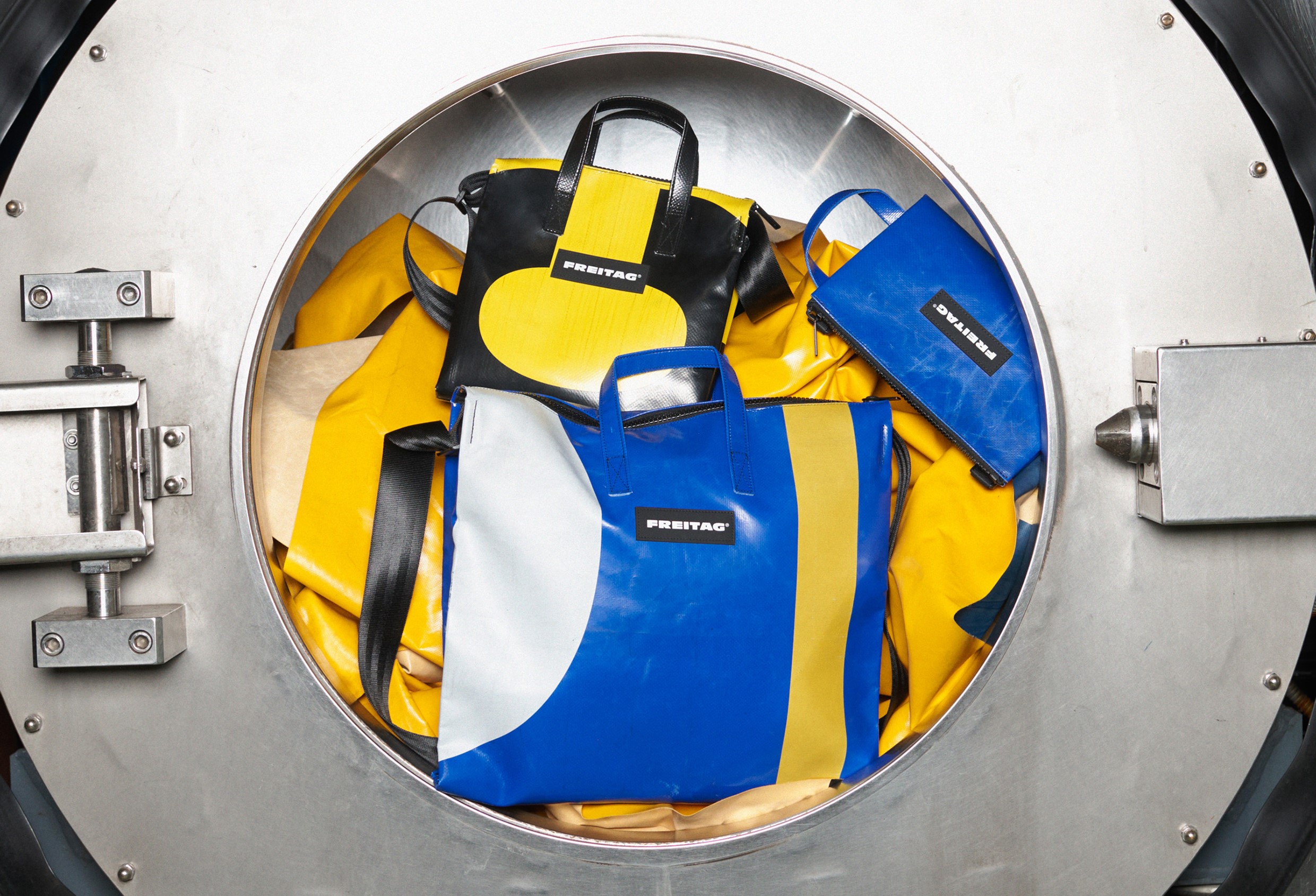 FREITAG Crossbody Trio mit F275 TILDA im Vordergrund I © Simon Habegger