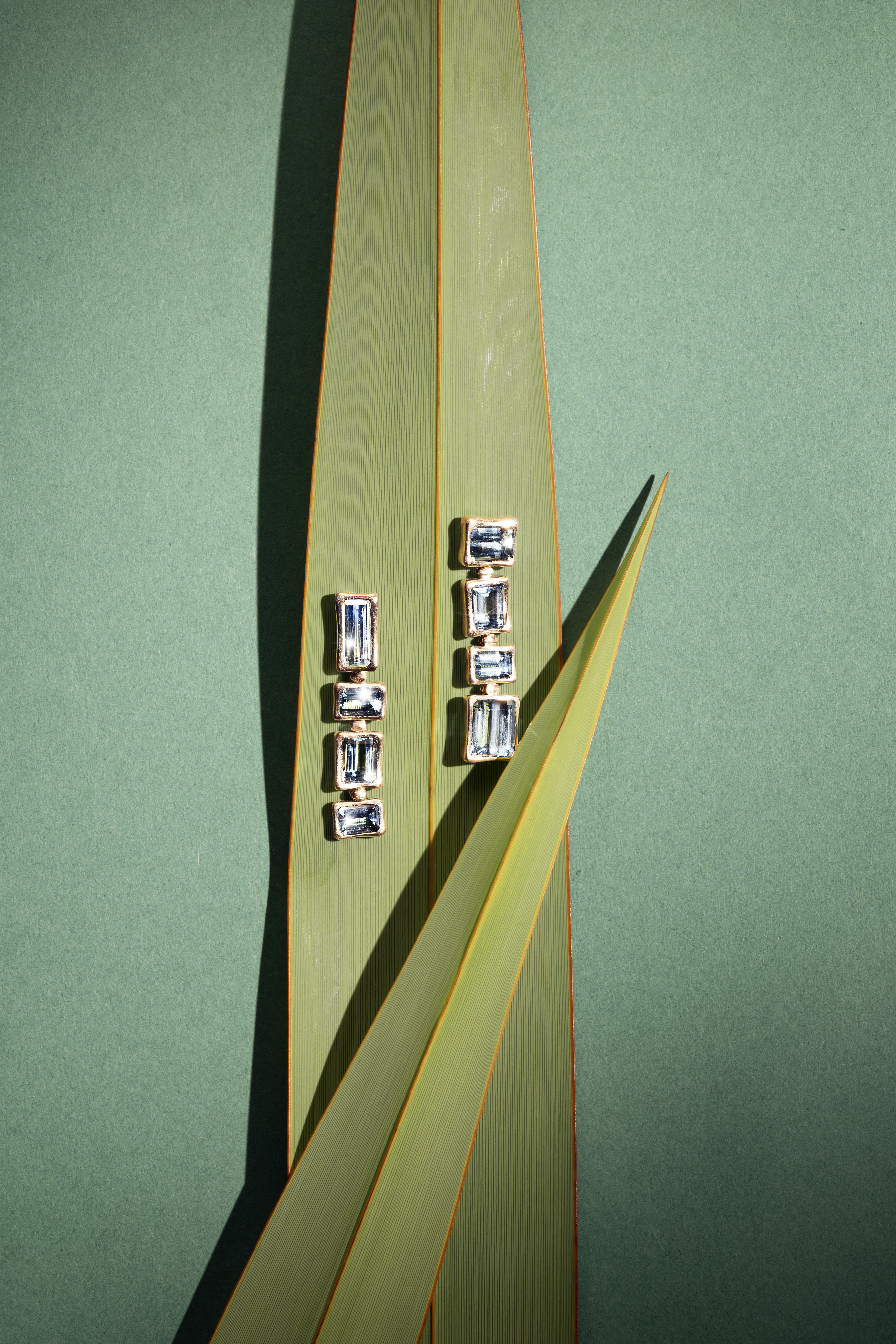 Baguette Ohrgehänge aus Fairem Gold mit Aquamarinen I © Skrein