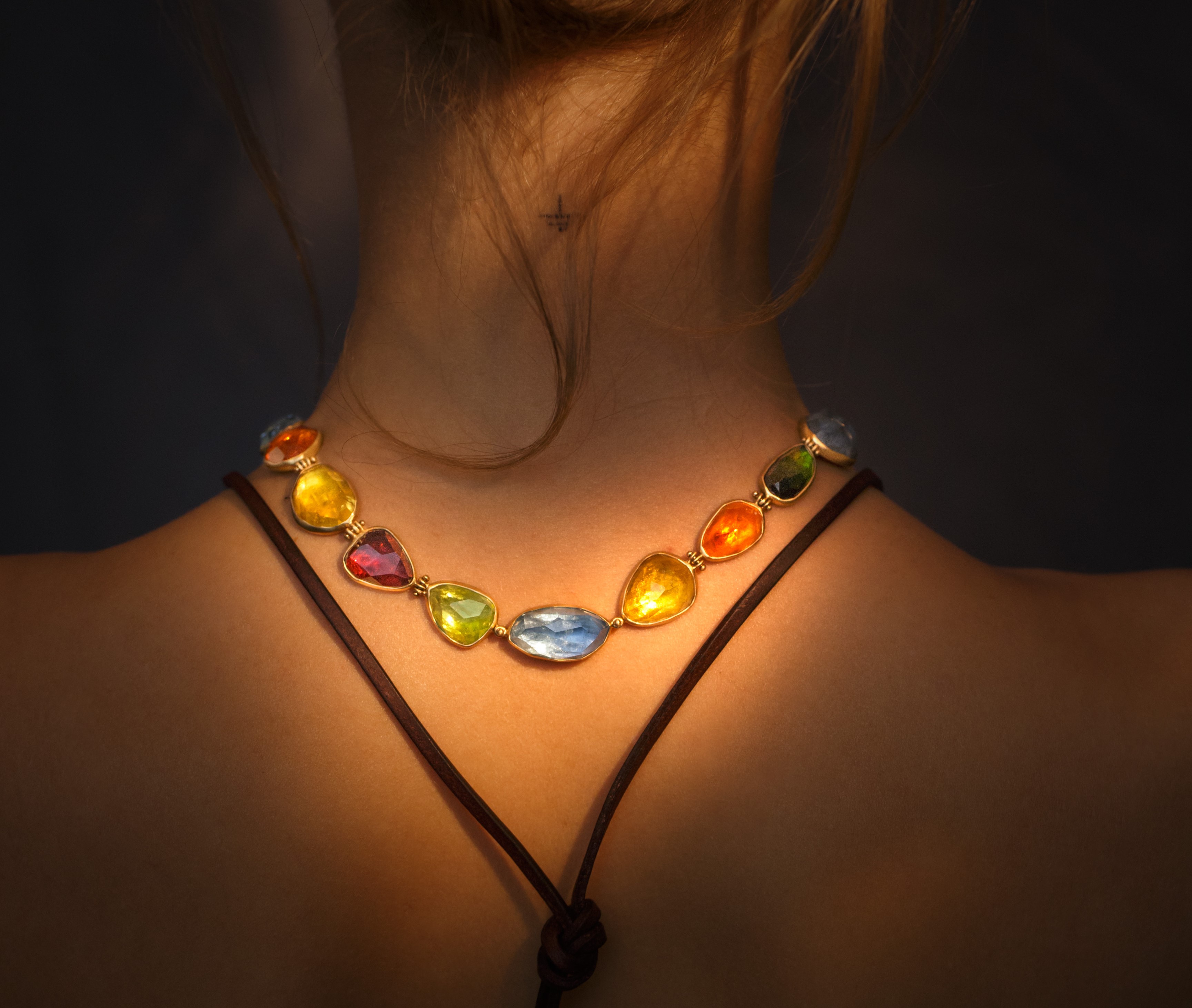 Collier aus Fairem Gold mit Edelsteinen im Rocks Schliff I © Skrein