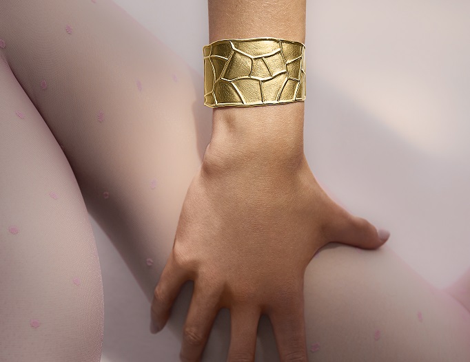 Giraffen Armreifen aus Fairem Gold I © Skrein