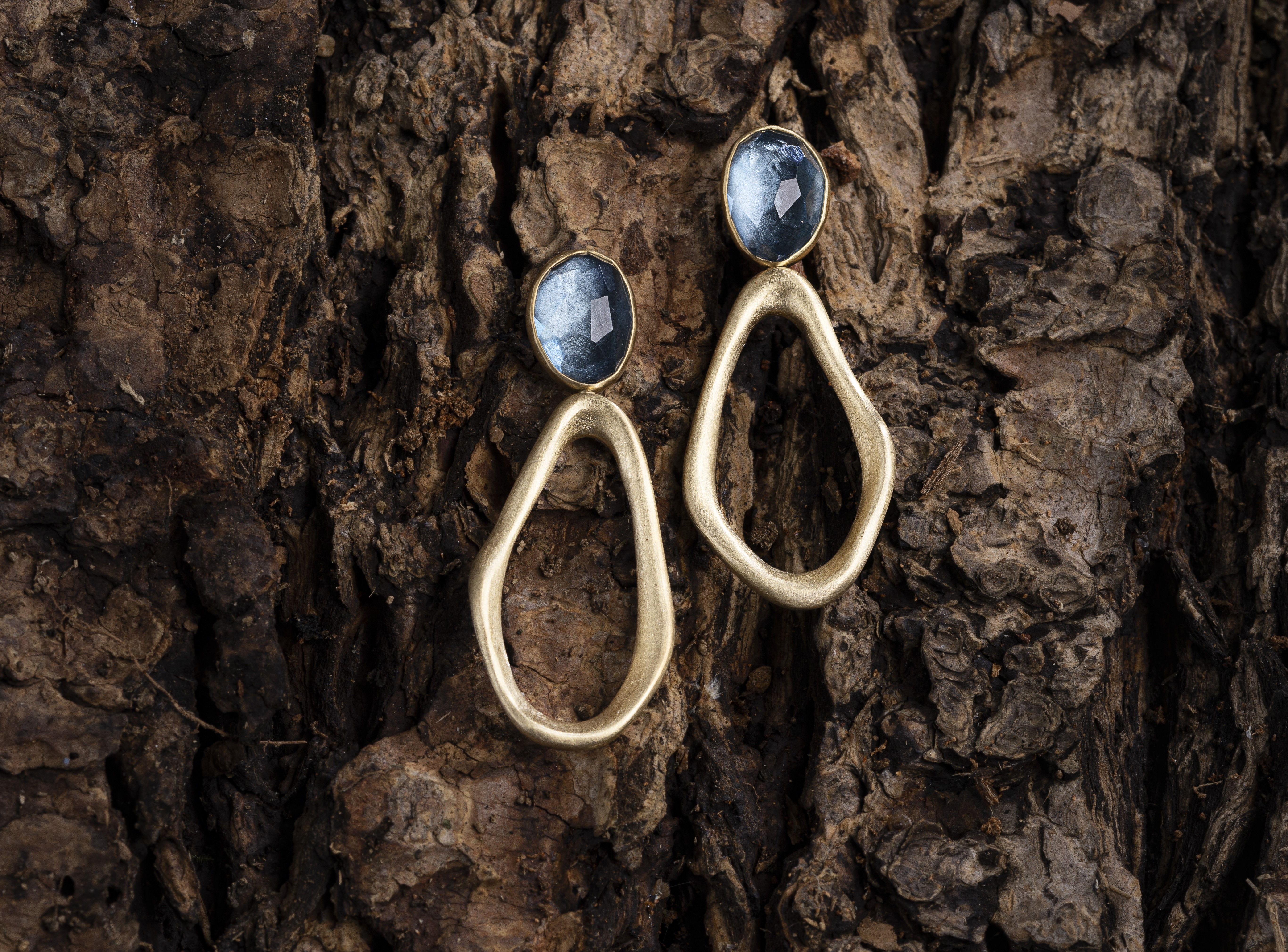 Lava Rocks Ohrgehänge aus Fairem Gold mit Edelsteinen I © Skrein