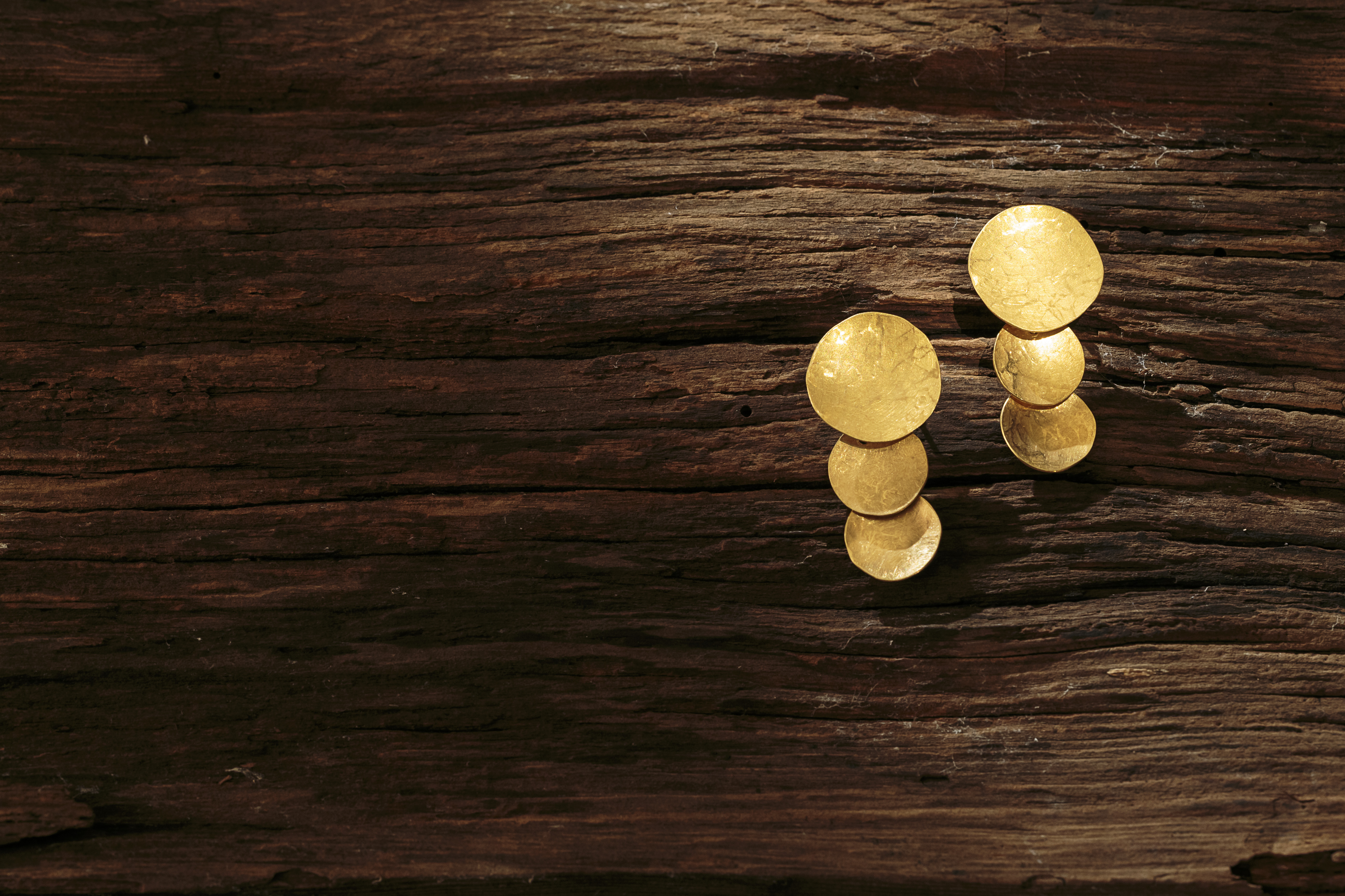 Ohrgehänge aus gehämmerten Feingold-Scheiben I © Skrein