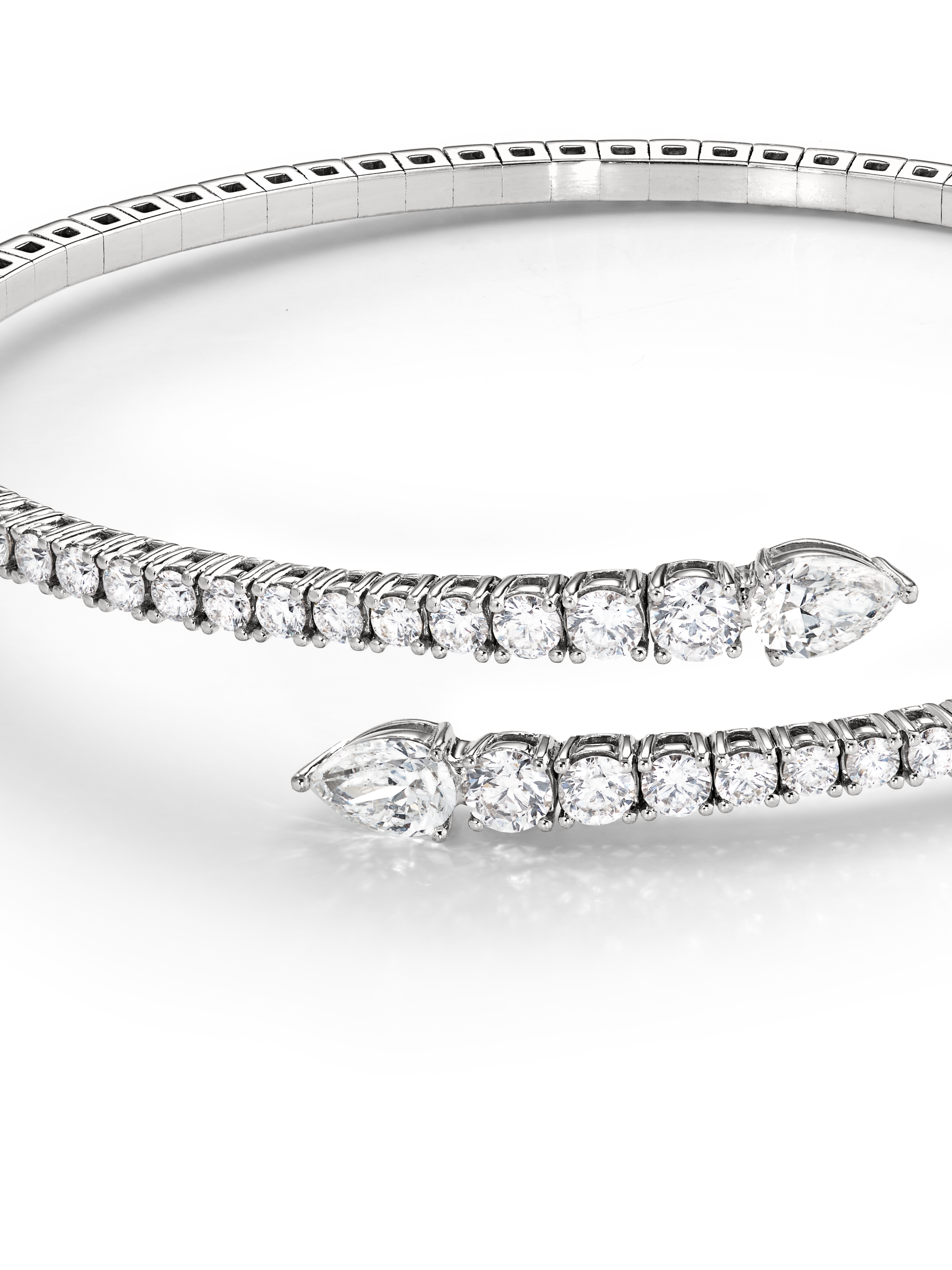 Armreifen aus der Bucherer Fine Jewellery Diamond Twist Kollektion I © Bucherer Fine Jewellery
