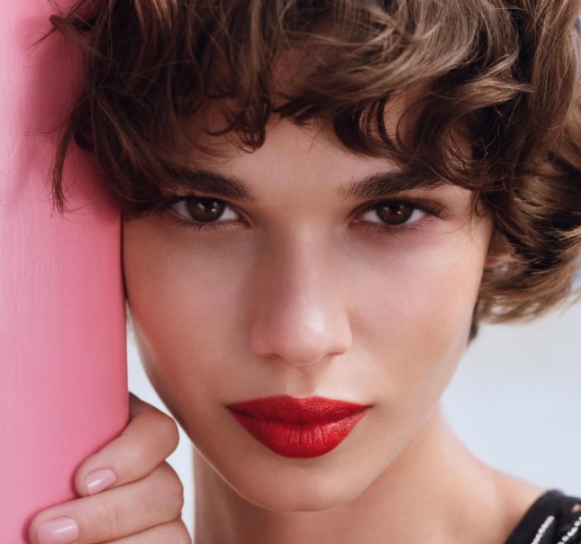 Mathilda Gvarliani trägt Rouge Coco im Farbton New York I © Chanel/@tylersphotos