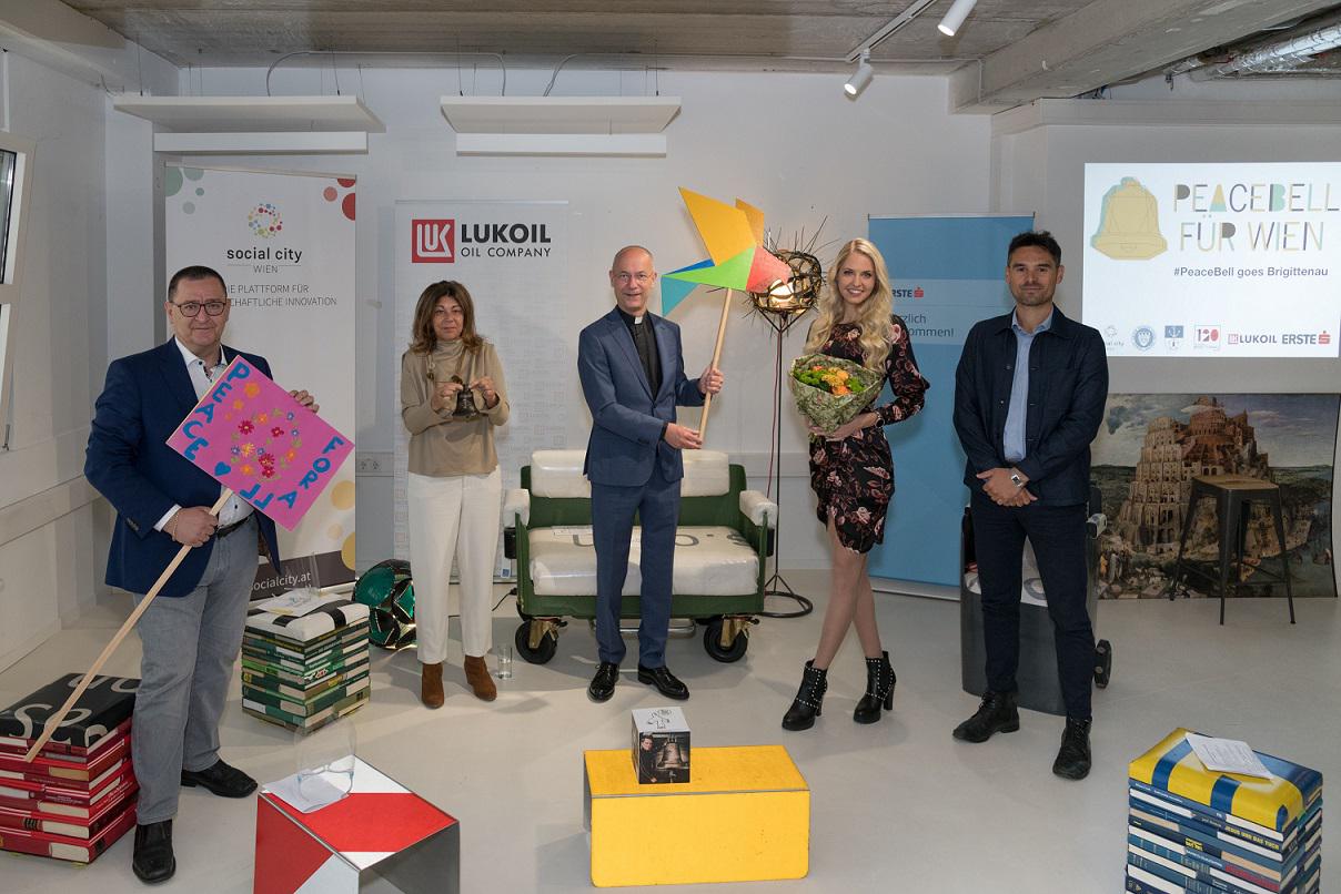 v.l.n.r Hannes Derfler (Bezirksvorsteher in der Brigittenau), Yvonne Rychly (Abgeordnete zum Wiener Landtag), Toni Faber (Dompfarrer St. Stephan& "PeaceBell"-Botschafter), Emil Diaconu (GF Social City Wien), Beatrice Körmer (Miss Vienna 2019/20& "PeaceBell"-Botschafterin)
