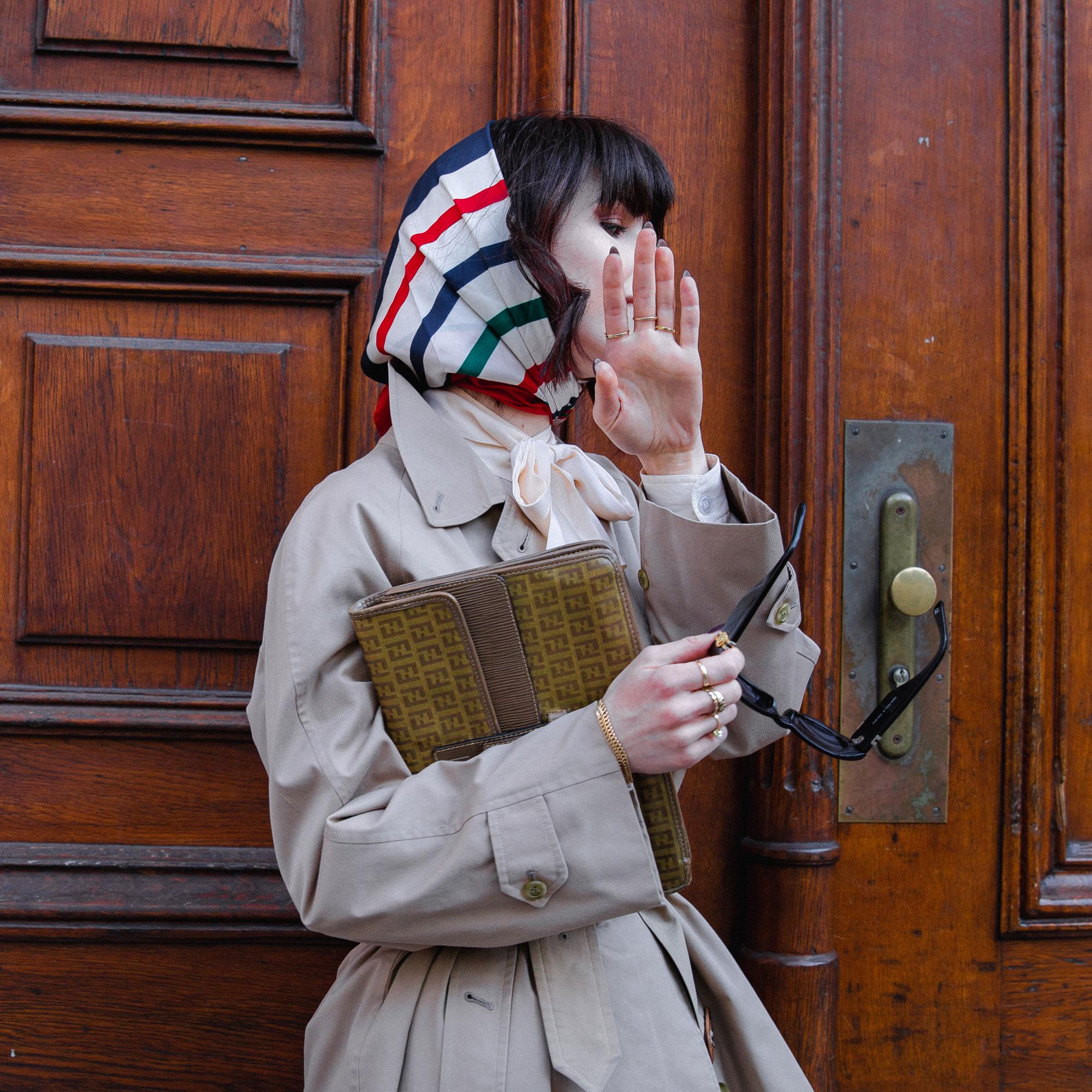 Outfit: Burberry Trenchcoat & Fendi Vintage, Model: Katja Pulman, Photograph: Darryl Oswald, Visagistin: Katja Pulman